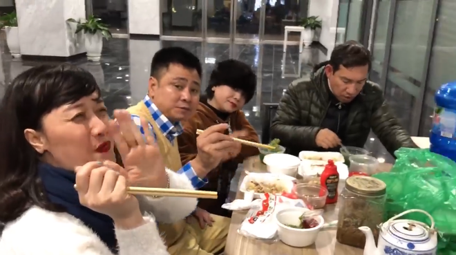 Hài hước clip hậu trường Táo Quân 2018: Đạo diễn ra tập dượt, diễn viên thì ngồi ăn cười đùa